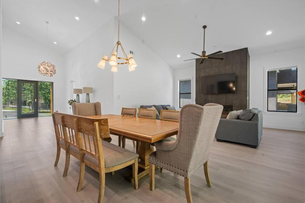 Modern Retreat 10 Min-oaklawn Bbq Grill Pavillion Kids Playground