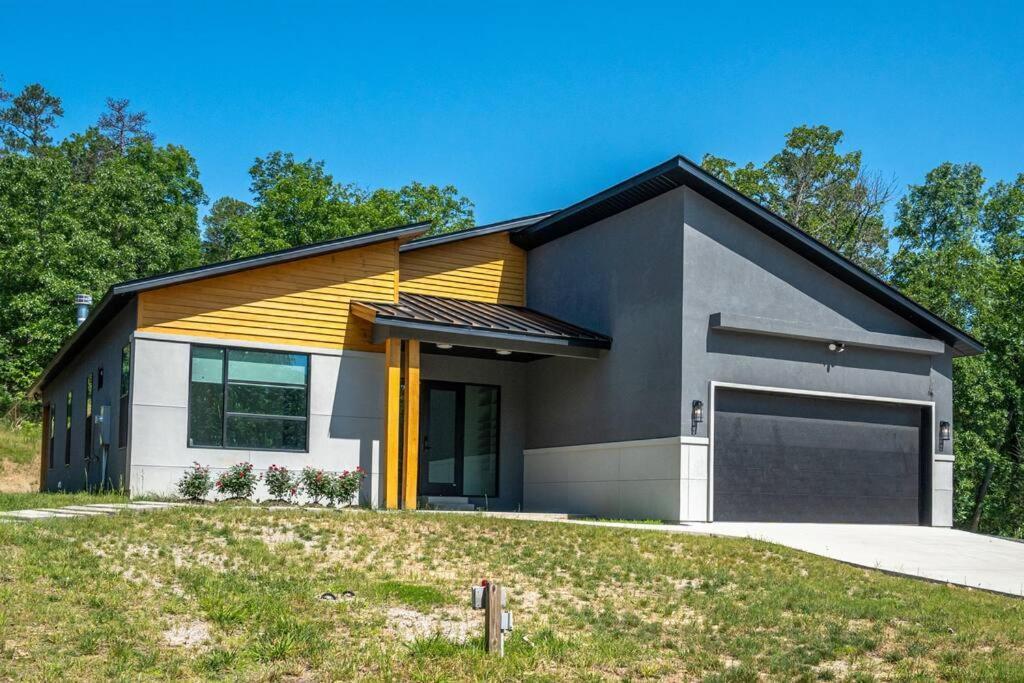Modern Retreat 10 Min-oaklawn Bbq Grill Pavillion Kids Playground *