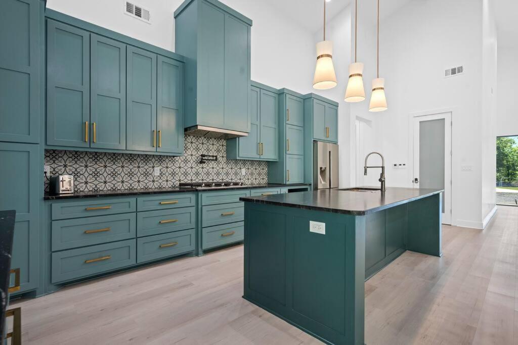 Modern Retreat 10 Min-oaklawn Bbq Grill Pavillion Kids Playground