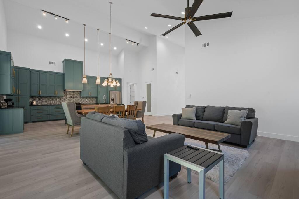 Holiday home Modern Retreat 10 Min-oaklawn Bbq Grill Pavillion Kids Playground