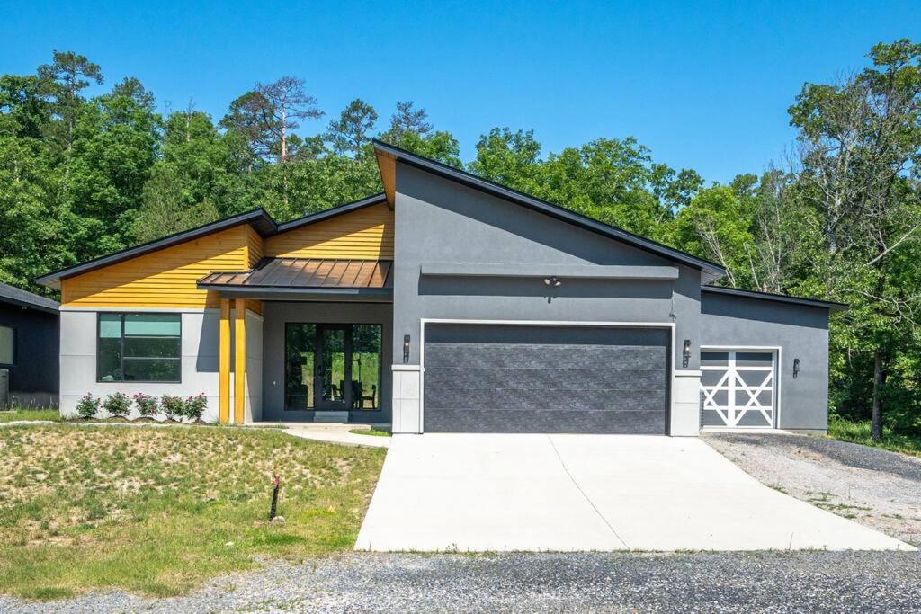 Modern Retreat 10 Min-oaklawn Bbq Grill Pavillion Kids Playground Holiday home *