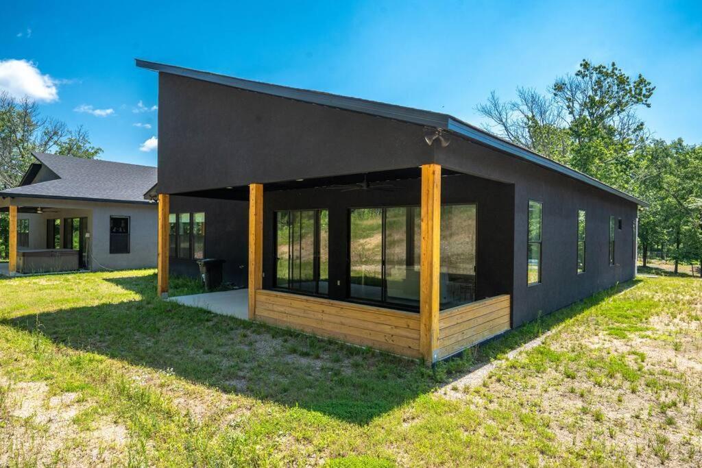 Holiday home Modern Retreat 10 Min-oaklawn Bbq Grill Pavillion Kids Playground *