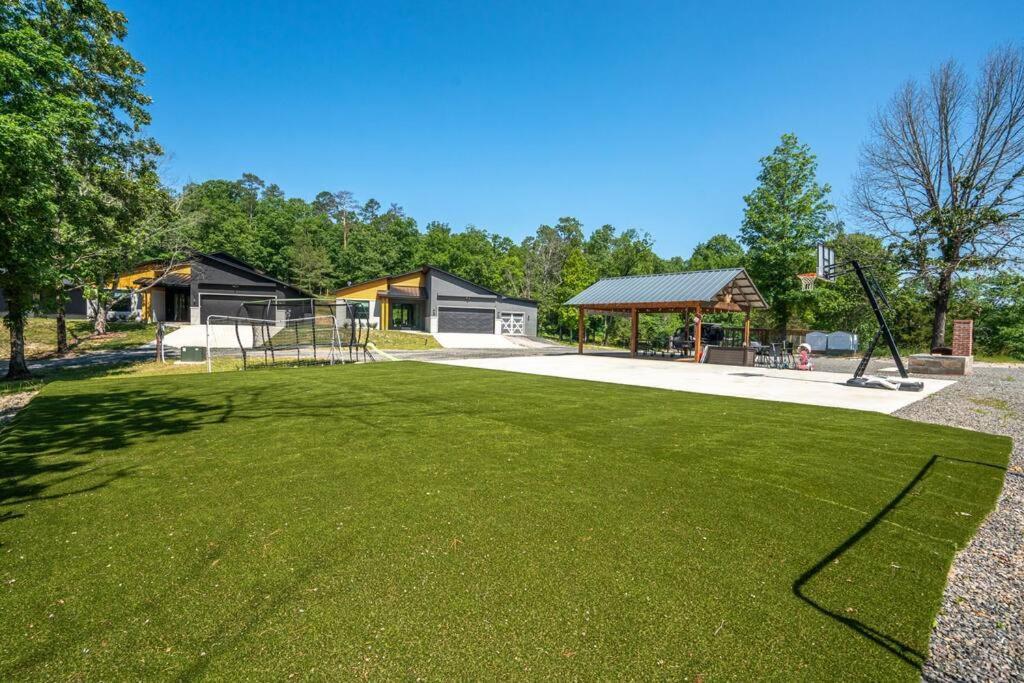 Modern Retreat 10 Min-oaklawn Bbq Grill Pavillion Kids Playground