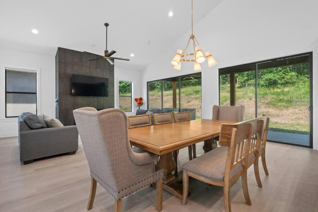 Modern Retreat 10 Min-oaklawn Bbq Grill Pavillion Kids Playground Holiday home