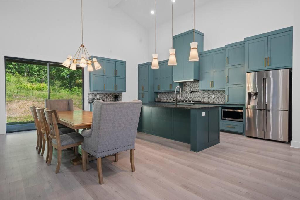 Modern Retreat 10 Min-oaklawn Bbq Grill Pavillion Kids Playground Holiday home *