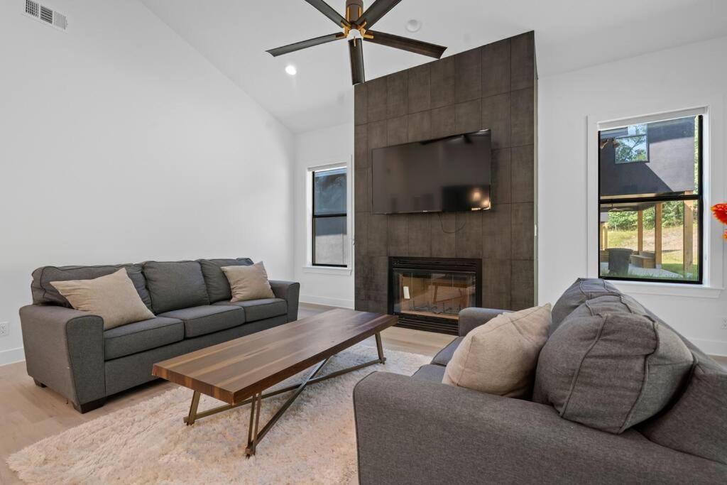 Modern Retreat 10 Min-oaklawn Bbq Grill Pavillion Kids Playground Holiday home Hot Springs
