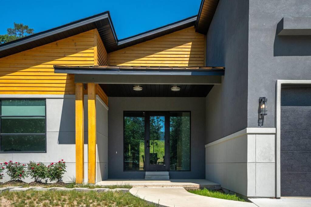 Modern Retreat 10 Min-oaklawn Bbq Grill Pavillion Kids Playground Holiday home