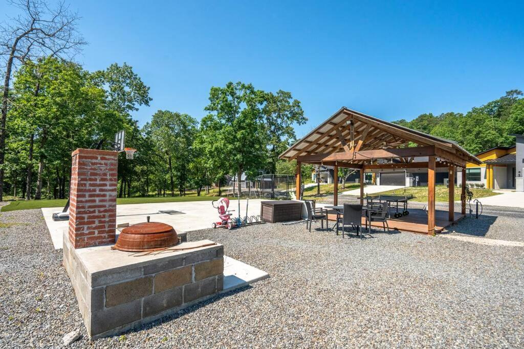 Modern Retreat 10 Min-oaklawn Bbq Grill Pavillion Kids Playground Holiday home *