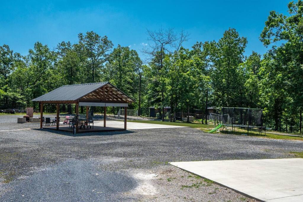Holiday home Modern Retreat 10 Min-oaklawn Bbq Grill Pavillion Kids Playground *