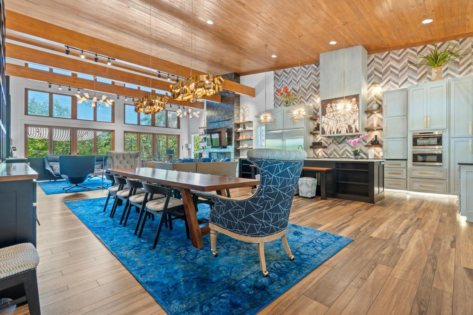 Holiday home Luxurious Retreat! Private Creek View, Hot-tub, Pool *