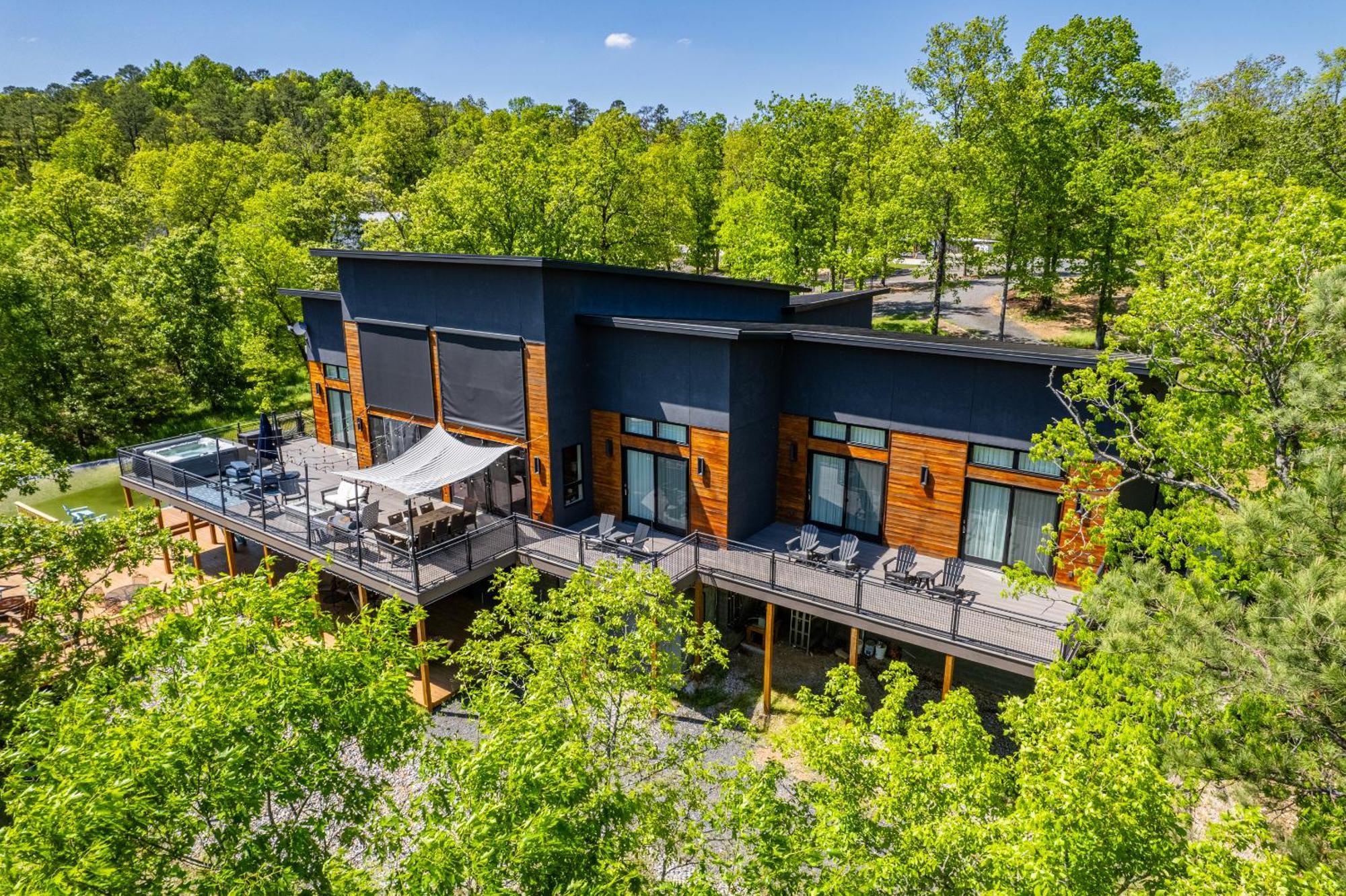 Luxurious Retreat! Private Creek View, Hot-tub, Pool *
