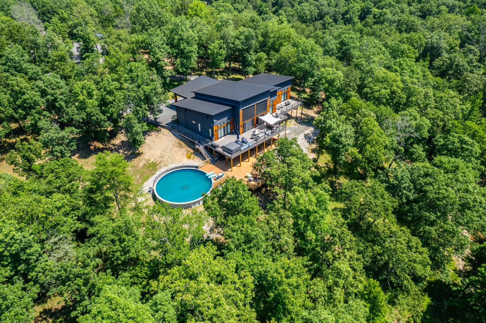 Luxurious Retreat! Private Creek View, Hot-tub, Pool Hot Springs