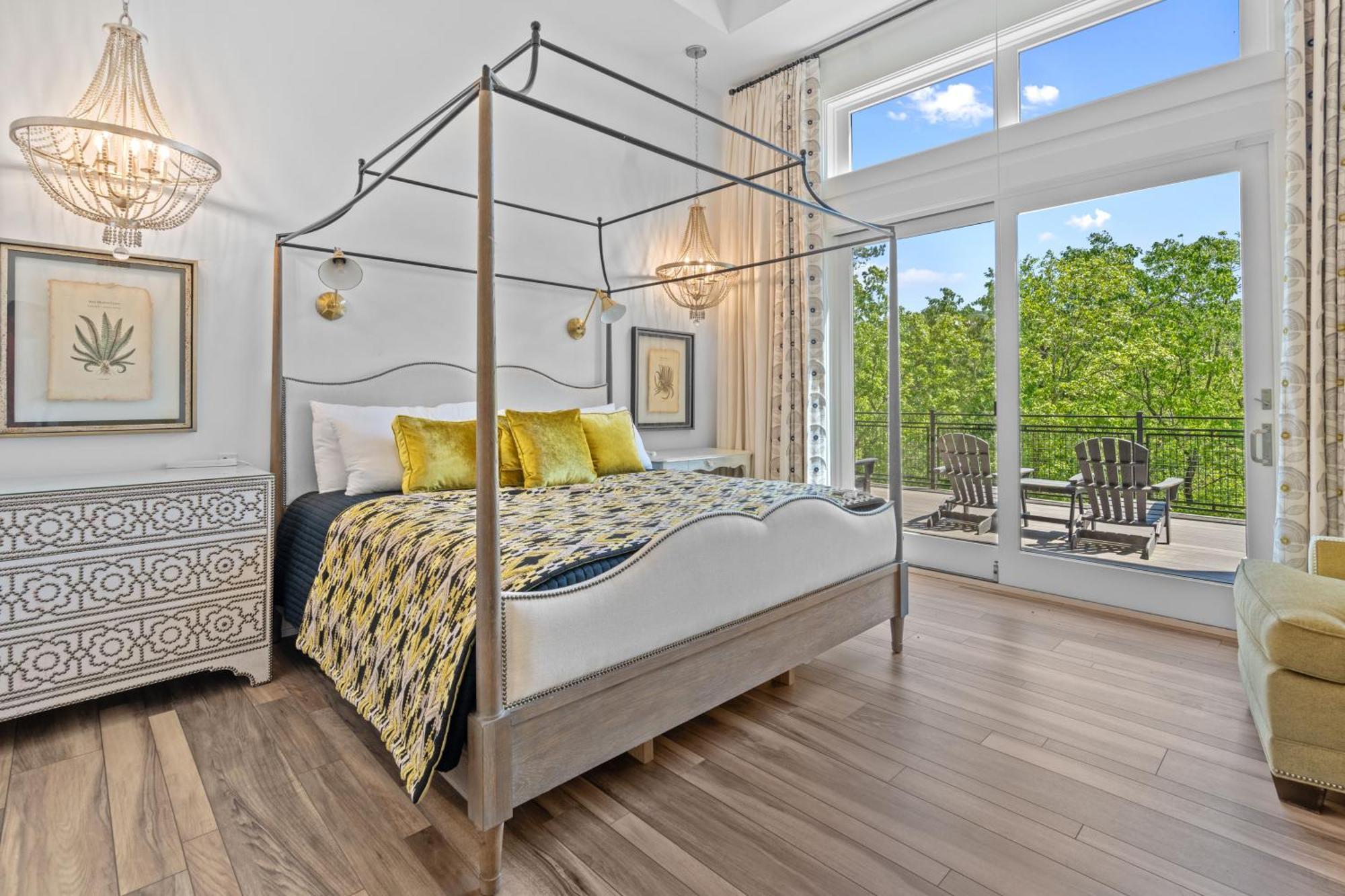 Luxurious Retreat! Private Creek View, Hot-tub, Pool *