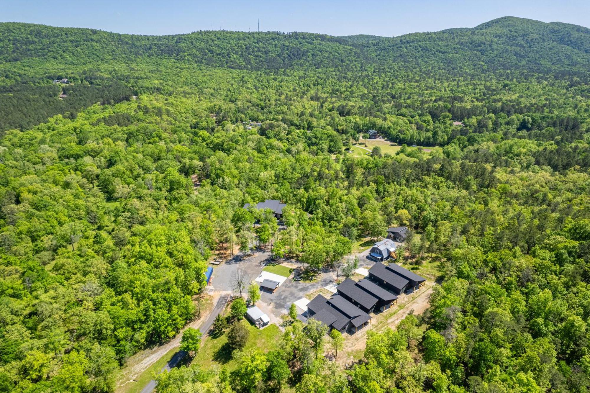Luxurious Retreat! Private Creek View, Hot-tub, Pool * Hot Springs