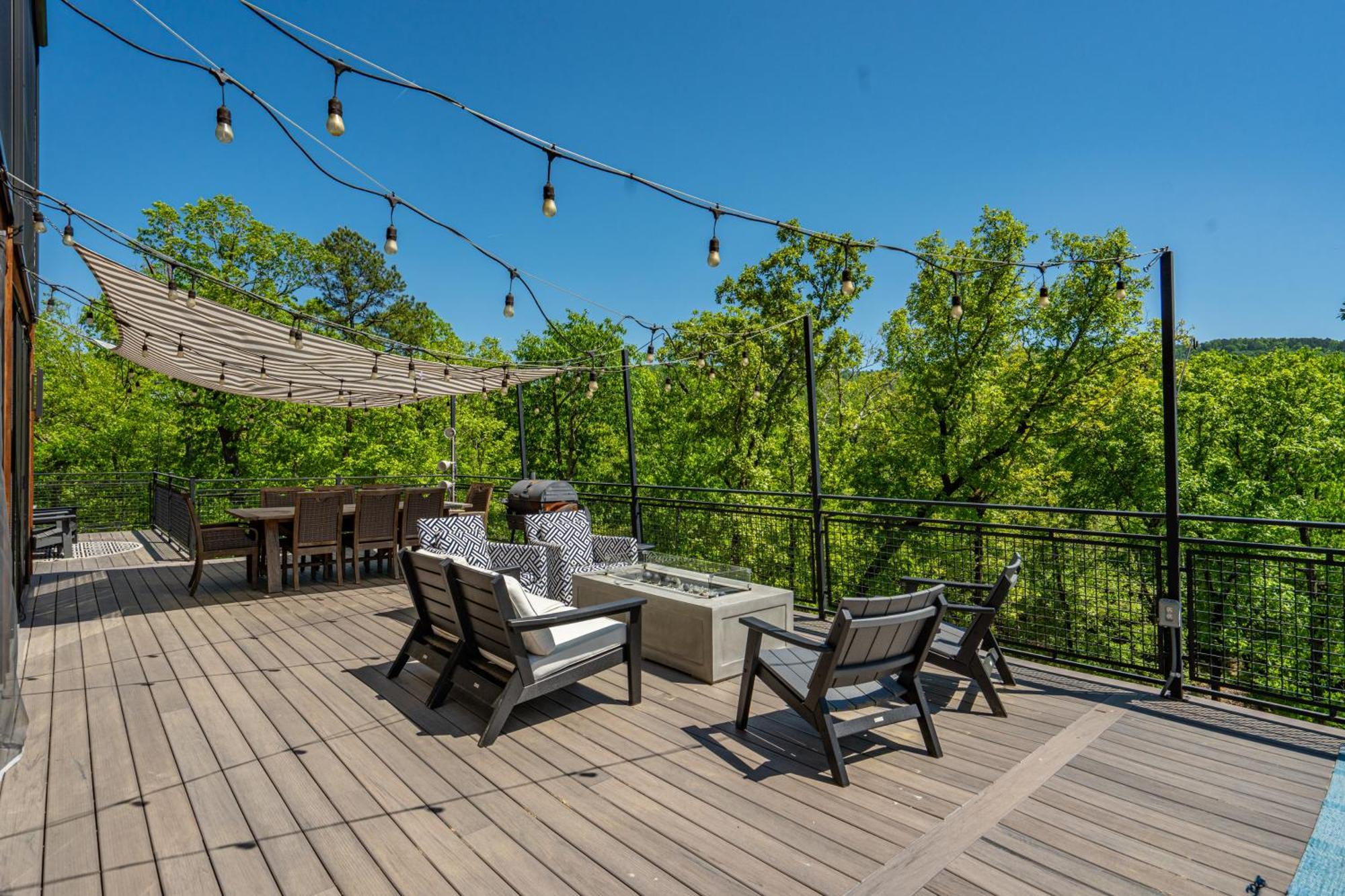 Luxurious Retreat! Private Creek View, Hot-tub, Pool