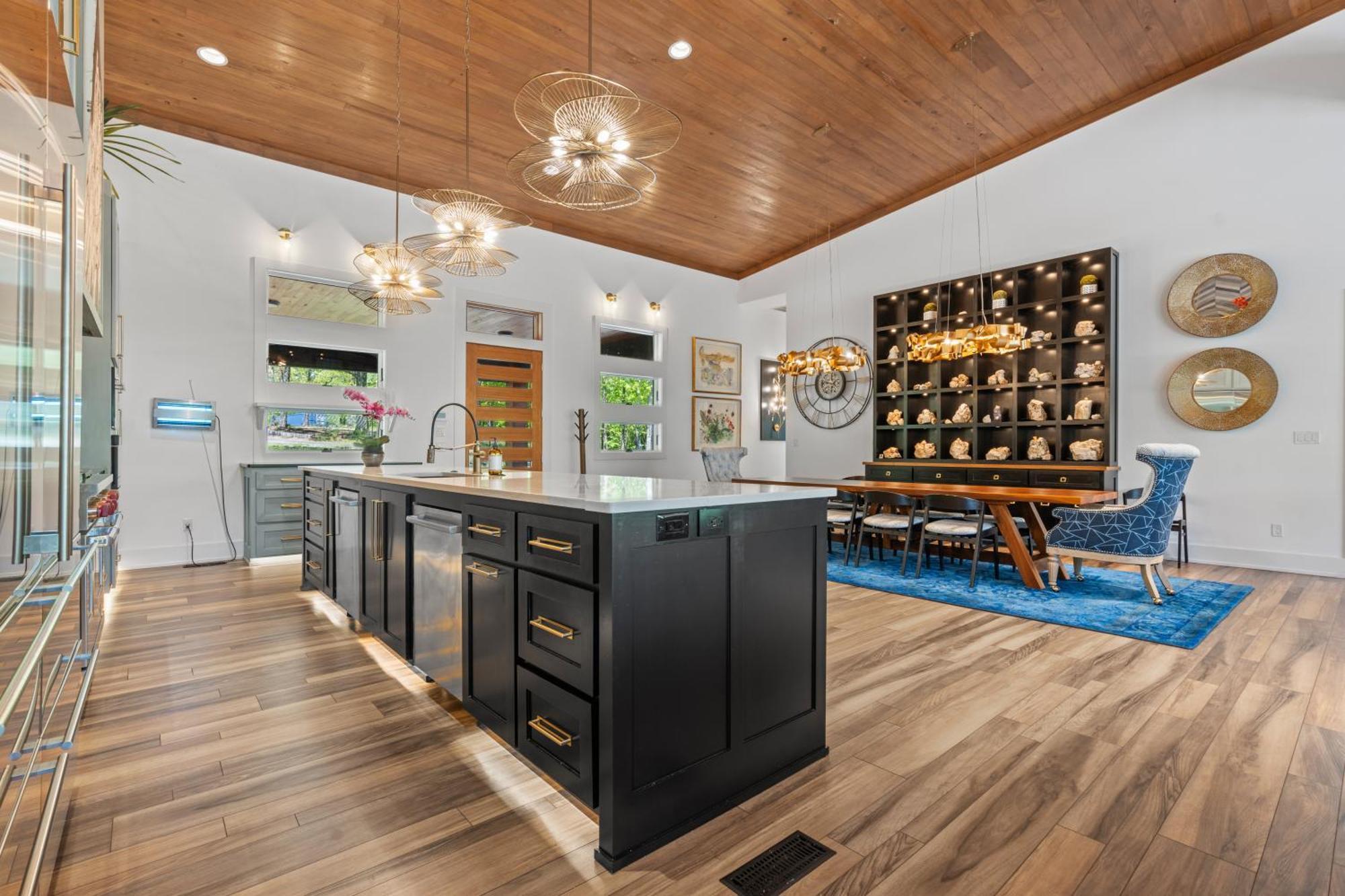 Luxurious Retreat! Private Creek View, Hot-tub, Pool