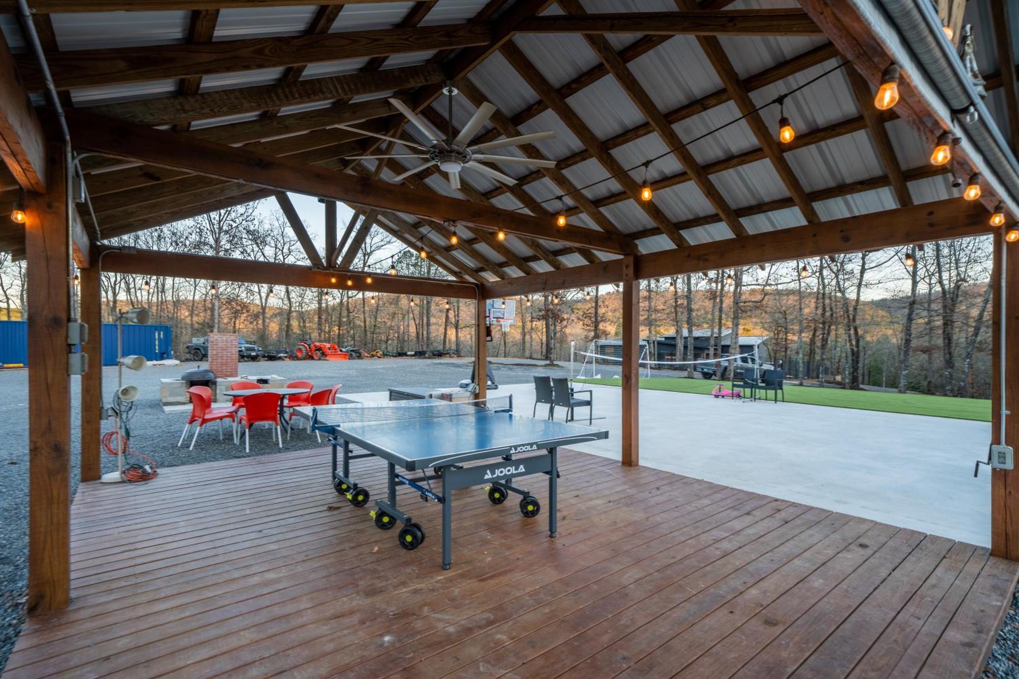 Holiday home Luxurious Retreat! Private Creek View, Hot-tub, Pool *