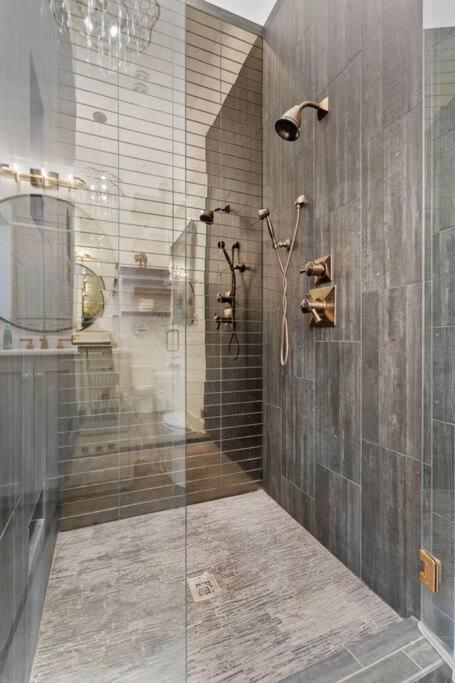 Luxurious Retreat! Private Creek View, Hot-tub, Pool *
