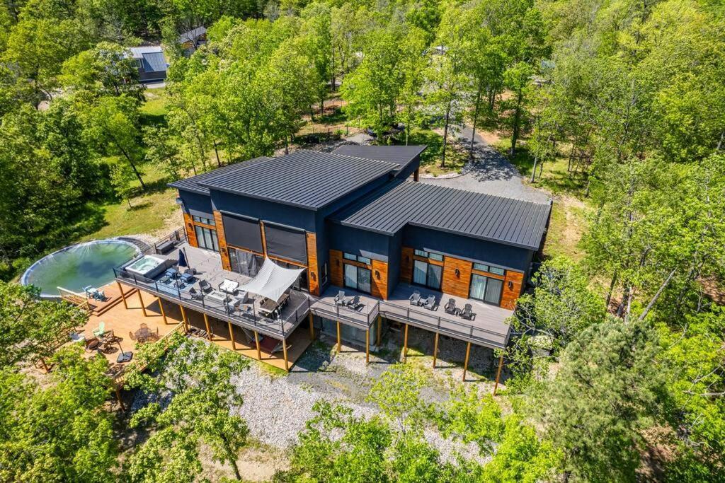 Holiday home Luxurious Retreat! Private Creek View, Hot-tub, Pool