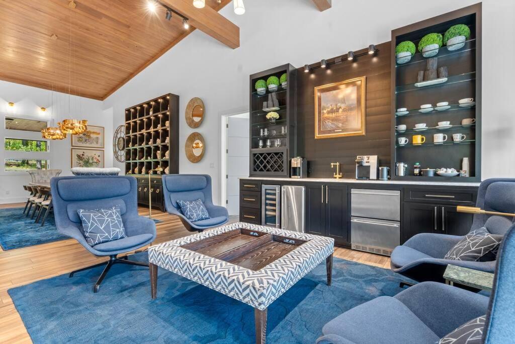 Holiday home Luxurious Retreat! Private Creek View, Hot-tub, Pool