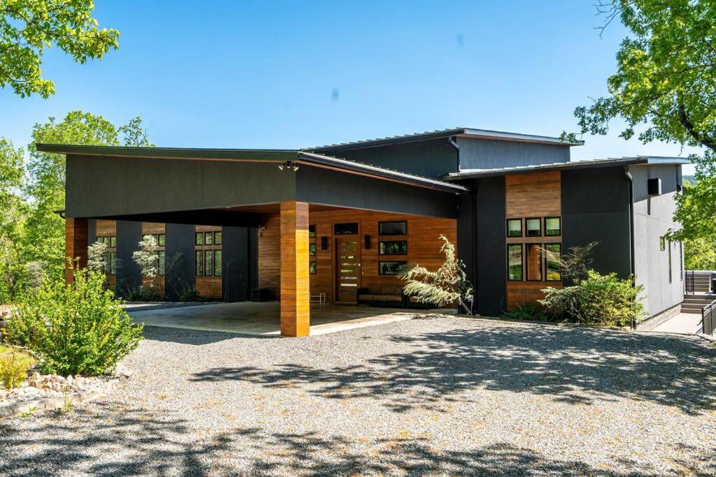 Luxurious Retreat! Private Creek View, Hot-tub, Pool * Hot Springs