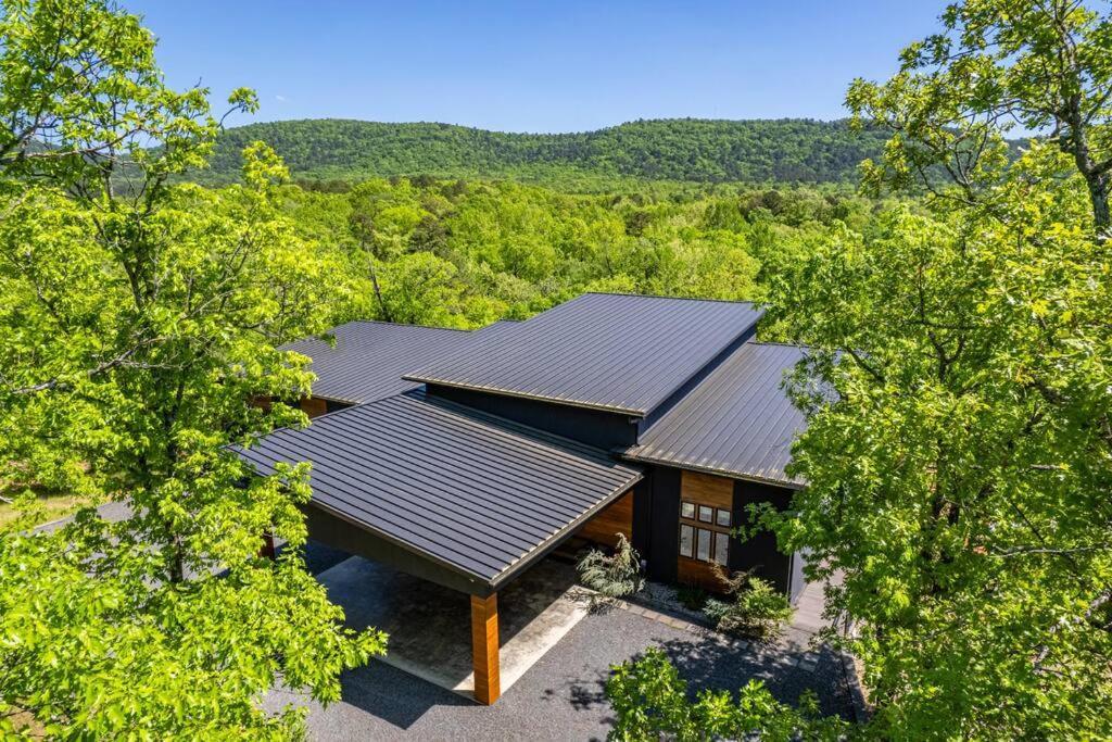 Luxurious Retreat! Private Creek View, Hot-tub, Pool *