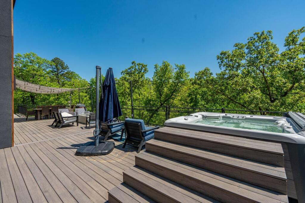 Luxurious Retreat! Private Creek View, Hot-tub, Pool Hot Springs