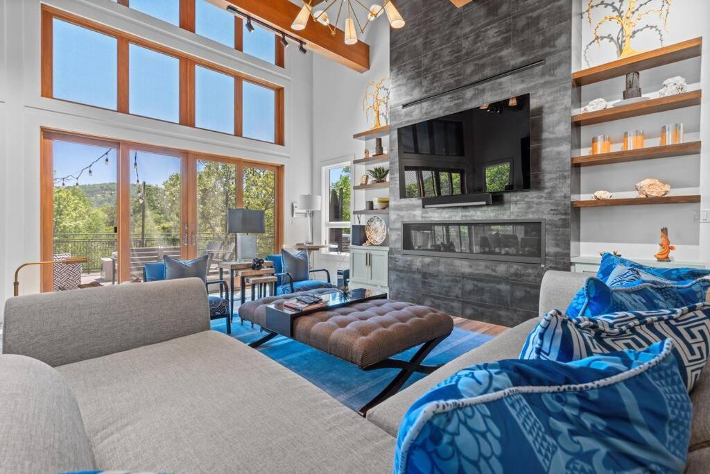 Luxurious Retreat! Private Creek View, Hot-tub, Pool * Hot Springs
