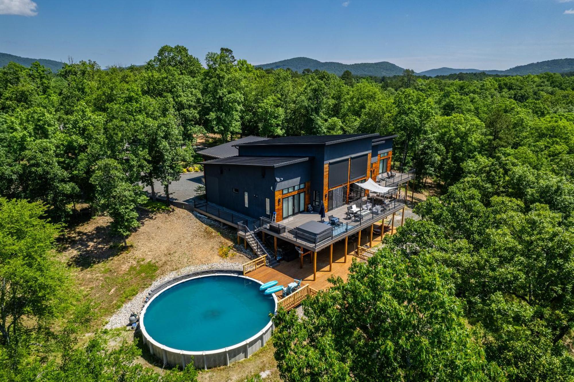 Luxurious Retreat! Private Creek View, Hot-tub, Pool * Hot Springs
