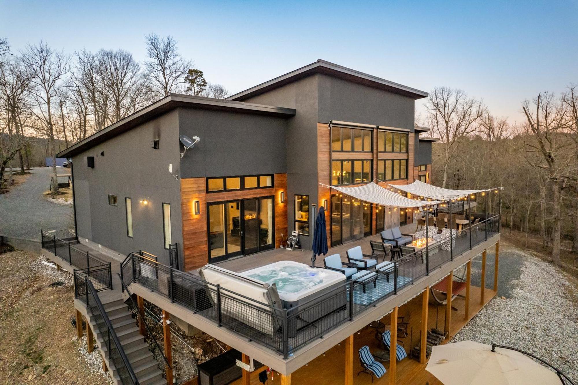 Luxurious Retreat! Private Creek View, Hot-tub, Pool * Hot Springs