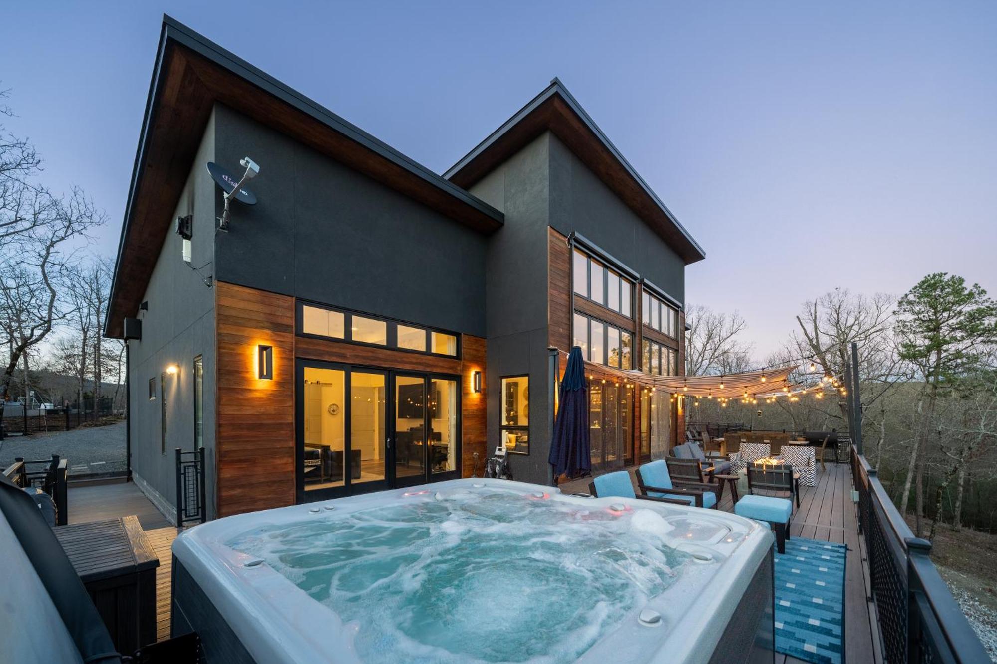 Luxurious Retreat! Private Creek View, Hot-tub, Pool Holiday home