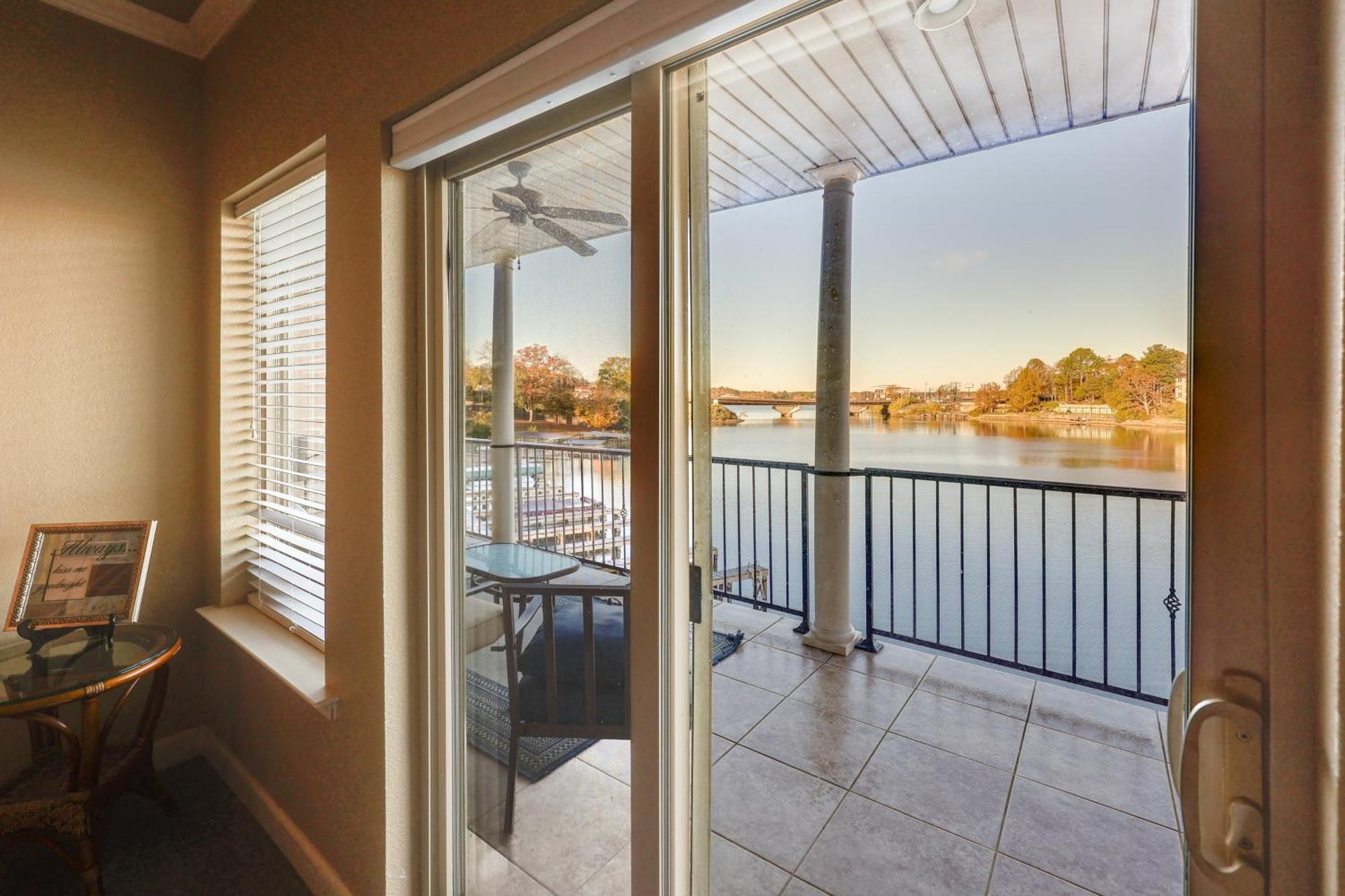 Apartment On Hamilton With Pool Access *