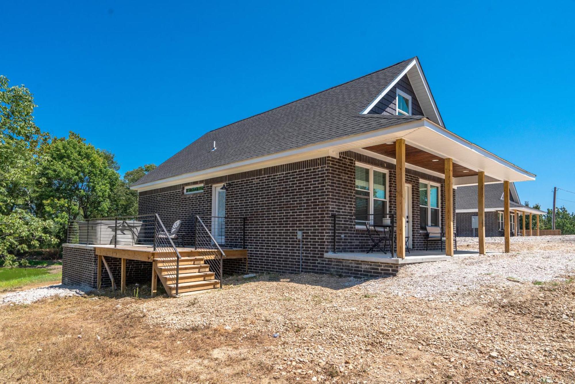 The Betty, On 2 Acres Hot Tub & 2 King Beds *