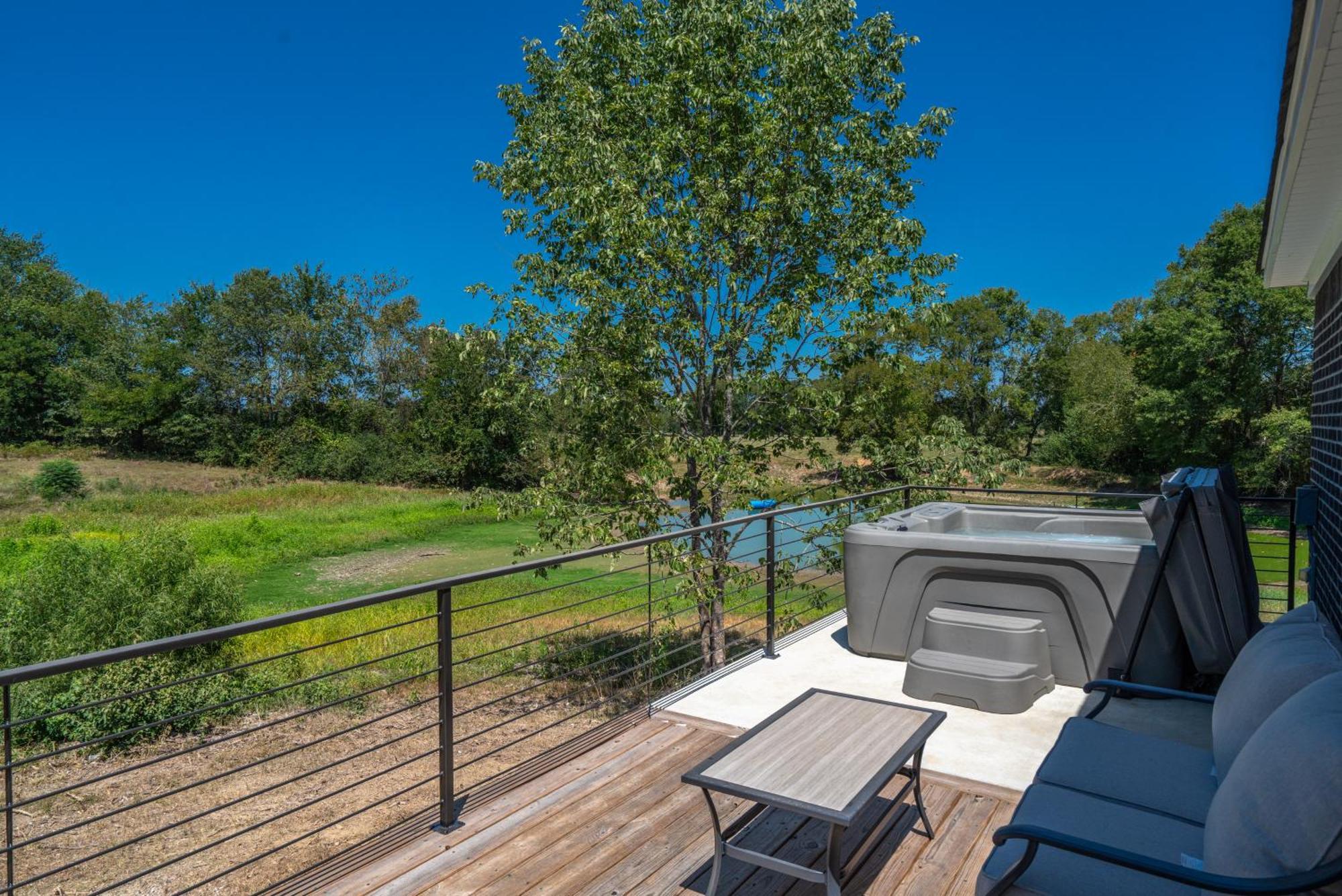 The Betty, On 2 Acres Hot Tub & 2 King Beds Holiday home *