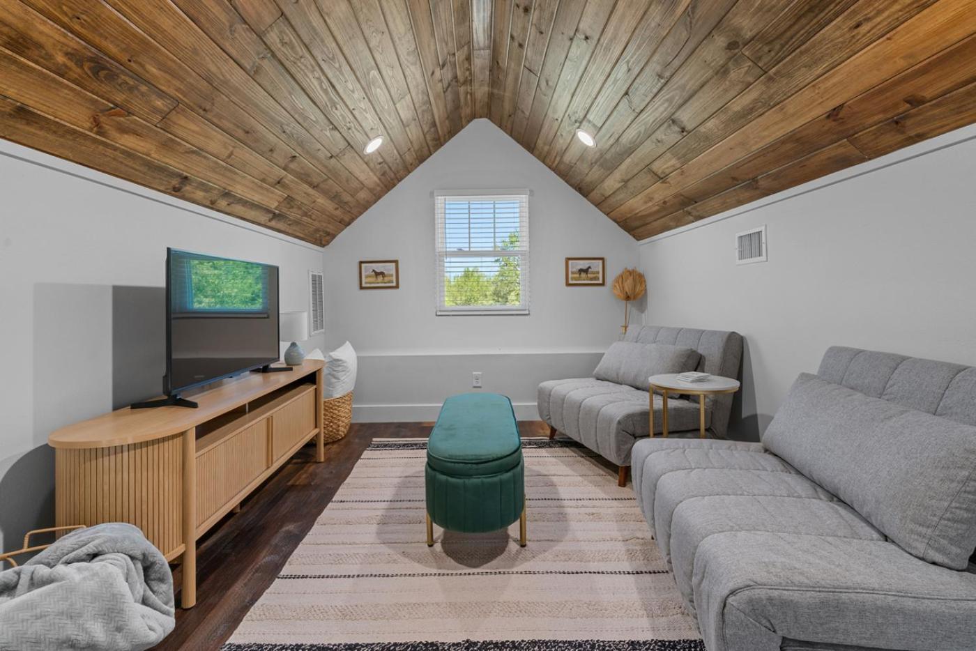 Holiday home The June Hot Tub With King Beds On 2 Acres Hot Springs