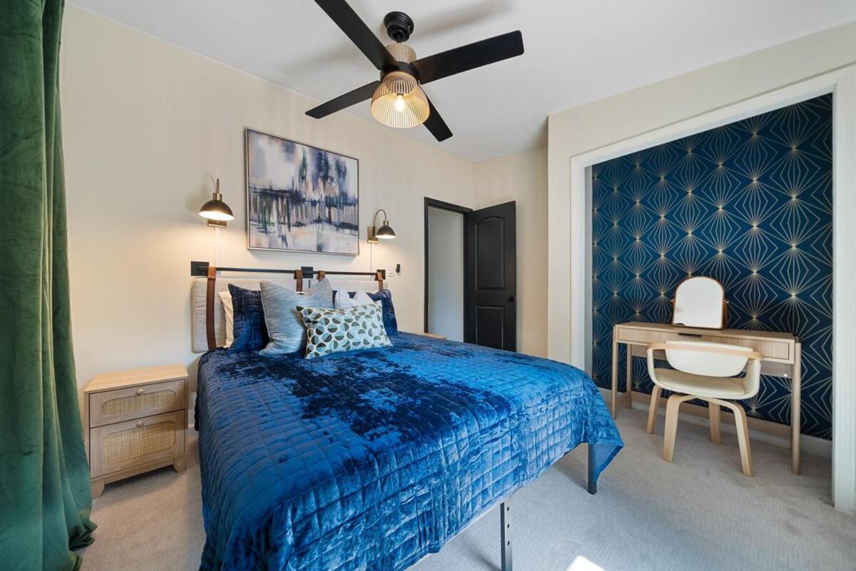 Holiday home Lakefront, Heated Pool, Hot Tub, Game Room! *