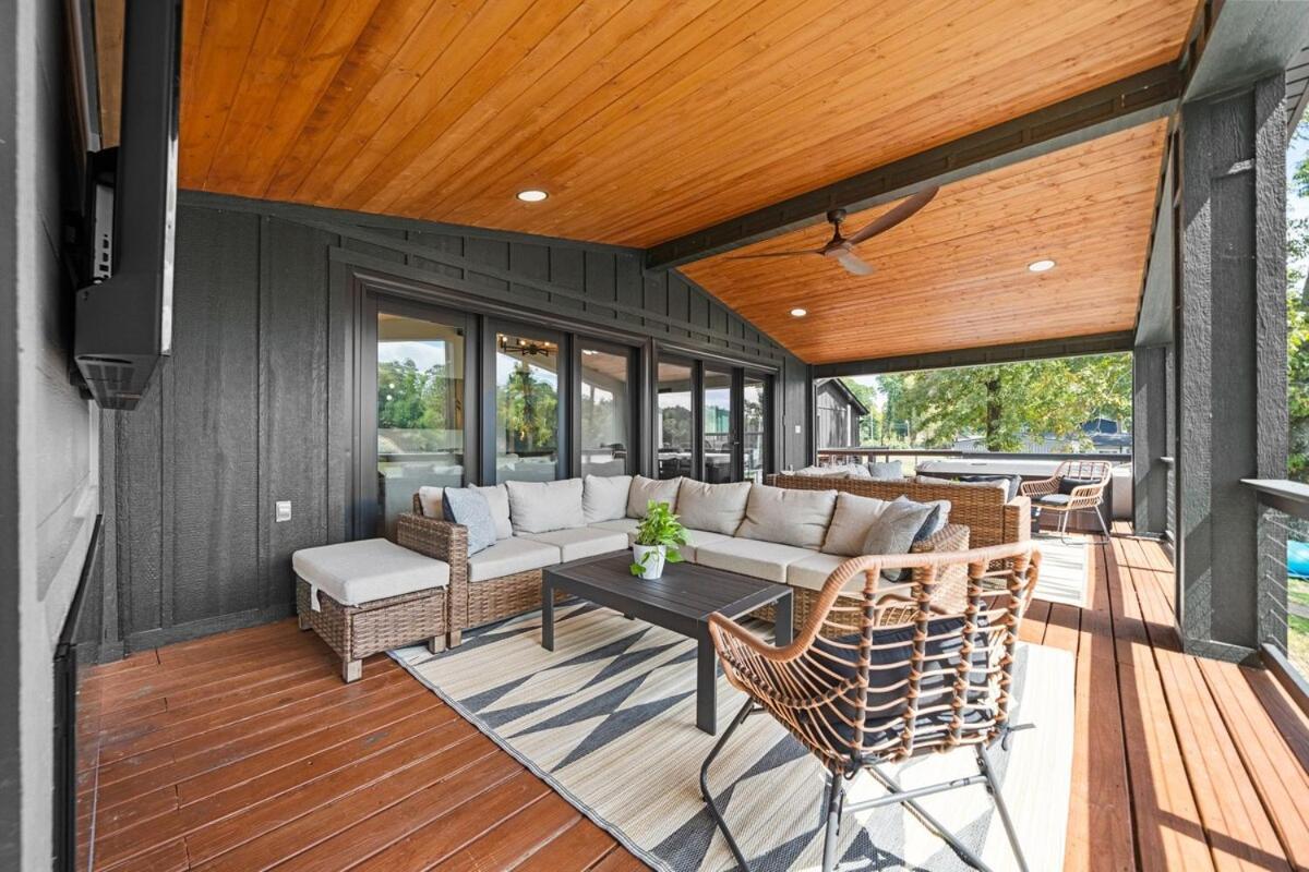 Holiday home Lakefront, Heated Pool, Hot Tub, Game Room! *