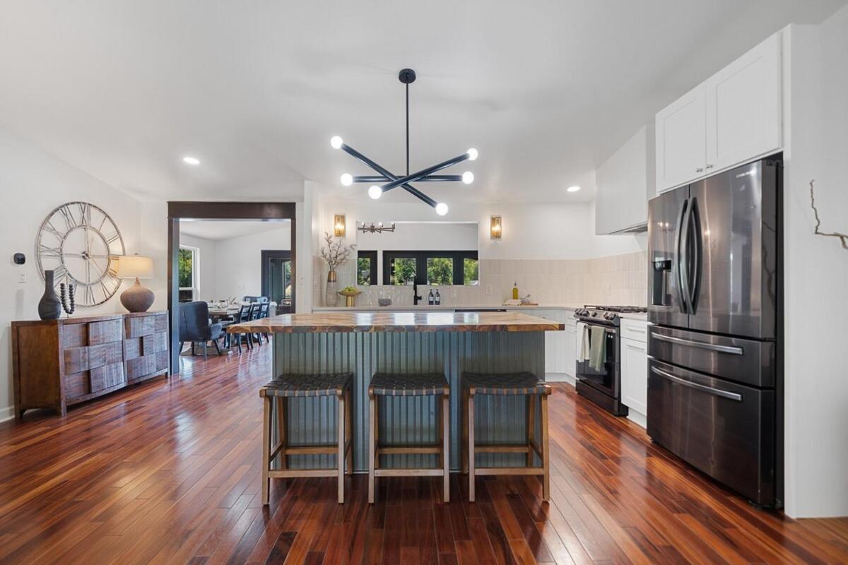 Lakefront, Heated Pool, Hot Tub, Game Room! *