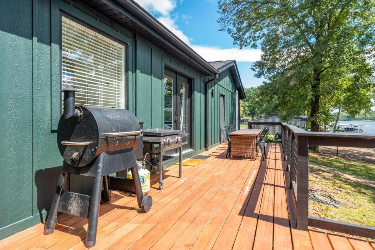 Holiday home Lakefront, Heated Pool, Hot Tub, Game Room! *