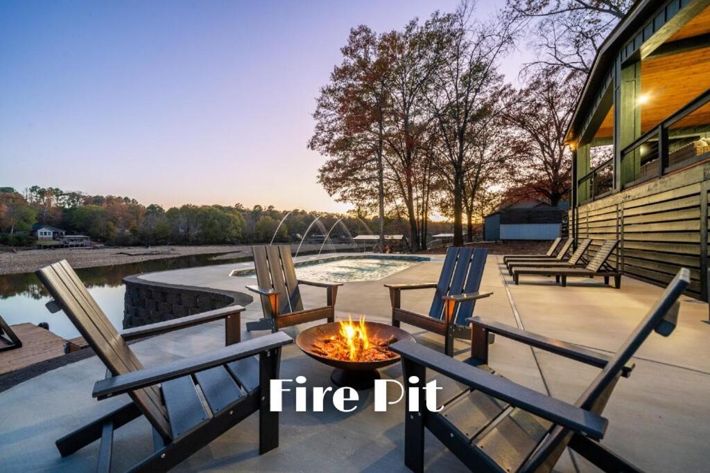 Holiday home Lakefront, Heated Pool, Hot Tub, Game Room!