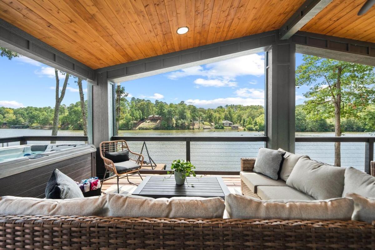 Lakefront, Heated Pool, Hot Tub, Game Room!