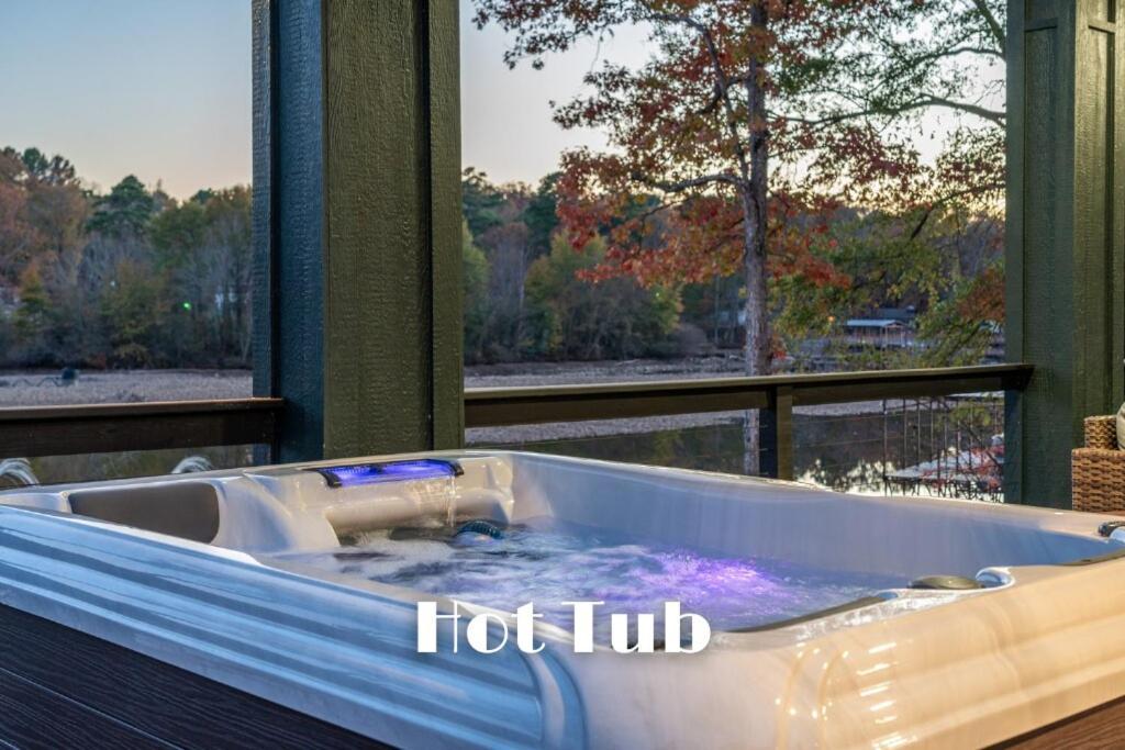 Holiday home Lakefront, Heated Pool, Hot Tub, Game Room! *