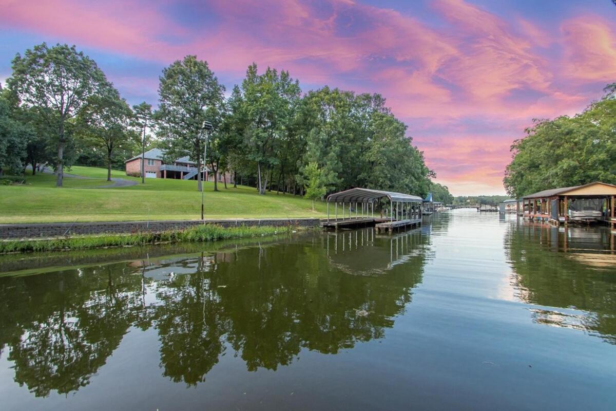 Lakefront, Game Room, Hot Tub, Fire Pit Holiday home Hot Springs
