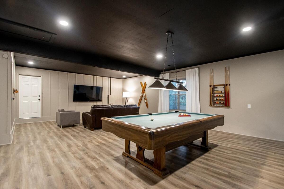 Lakefront, Game Room, Hot Tub, Fire Pit *