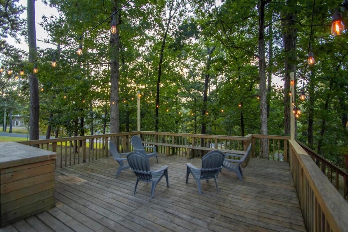 Lakefront, Game Room, Hot Tub, Fire Pit Holiday home *