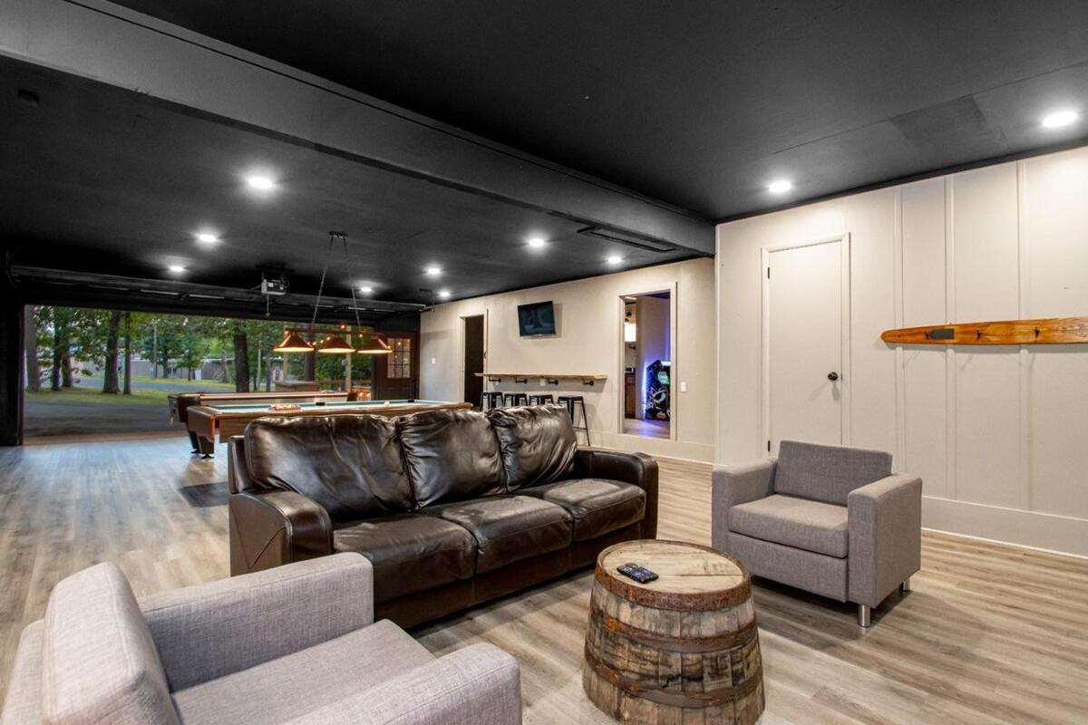 Lakefront, Game Room, Hot Tub, Fire Pit Holiday home *