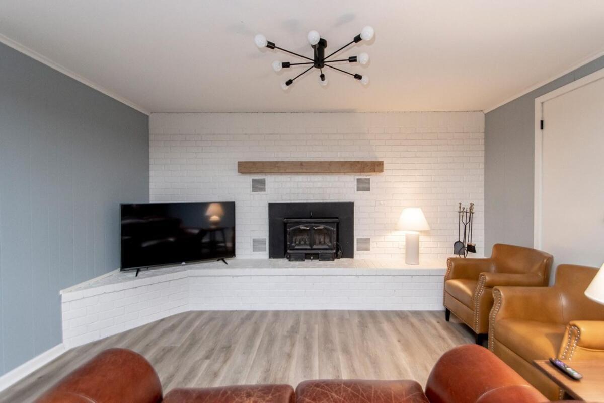 Lakefront, Game Room, Hot Tub, Fire Pit Holiday home Hot Springs