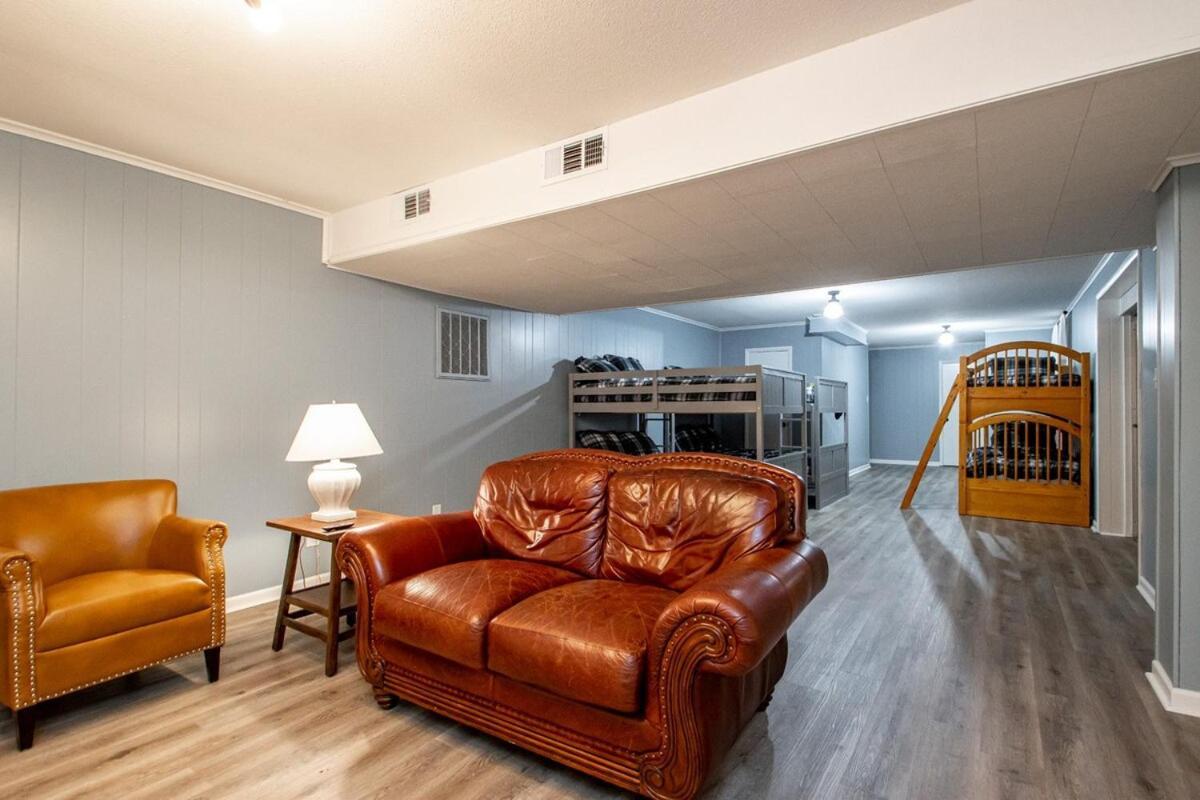 Lakefront, Game Room, Hot Tub, Fire Pit *