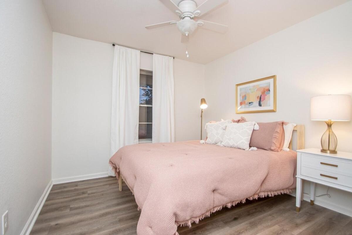 Lakefront, Game Room, Hot Tub, Fire Pit Holiday home *