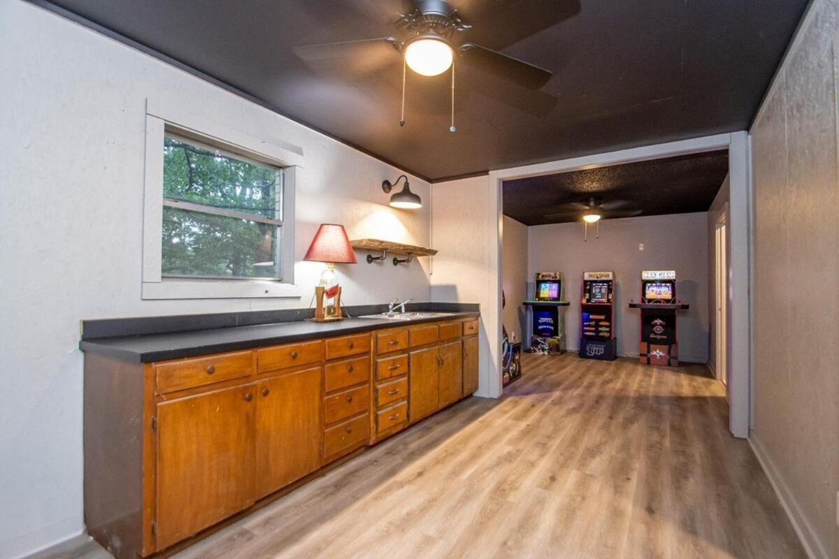 Lakefront, Game Room, Hot Tub, Fire Pit Holiday home *